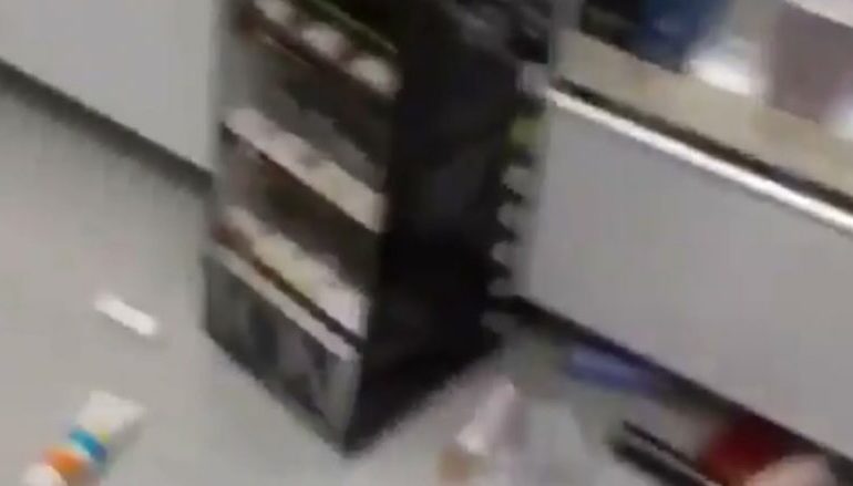 TËRMETI NË GREQI/ Publikohen pamjet, raftet e supermarketit nisin të lëkundet (VIDEO)