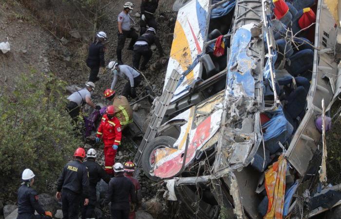 AKSIDENT TRAGJIK NË PERU/ Autobusi bie nga 100 metra lartësi e përfundon në përrua, 32 të vdekur (PAMJET)