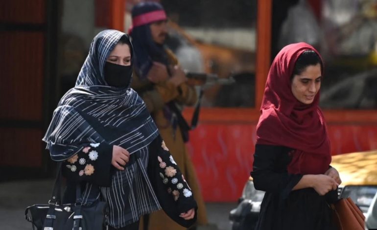“ÇFARË DREQIN BËN…”/ Rrëfimi dramatik i mësueses afgane që la punën pas presionit nga militantët talibanë