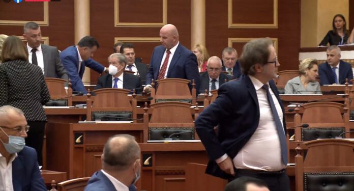 NESËR KUVENDI/ Basha mbledh sot në seli grupin Parlamentar të PD, skenarët dhe misteri Berisha