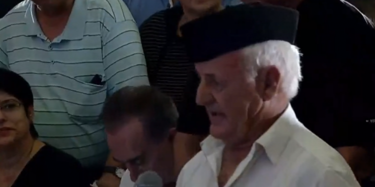 NUK PËRMBAHET/ I moshuari “betohet” para Berishës: Mos vdeksha pa të parë edhe njëherë në krye të PD