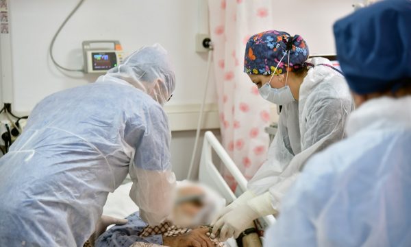REZISTENT NDAJ VAKSINËS/ Shfaqet mutacioni i ri i Covid: Varianti “M” po vjen edhe në Europë