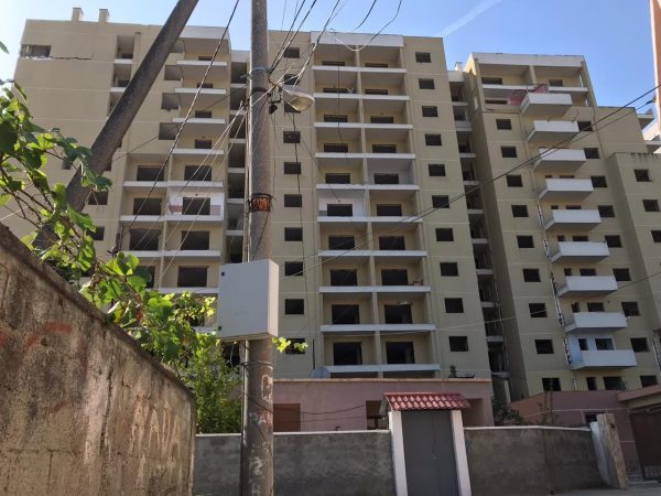 E RËNDË NË ELBASAN/ Vuante nga probleme të shëndetit mendor, hidhet nga pallati 64-vjeçari
