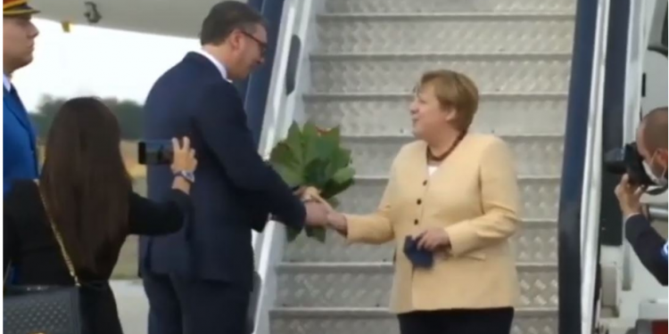 PAMJET/ Merkel arrin në Beograd, Vuçiç e pret me lule në aeroport