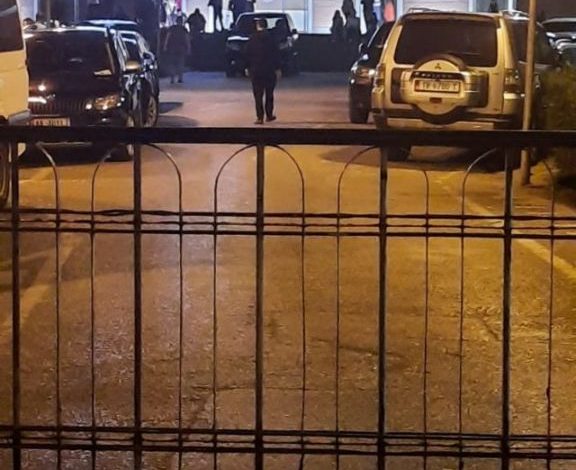 PËRJASHTIMI I BERISHËS/ Situata JO NORMALE në PD, dyert e selisë blu të mbyllura: Kontrollohet kush…