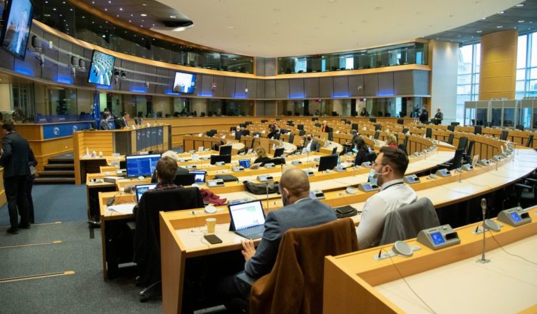 BERISHA PËRFUNDON NË PE/ Eurodeputetët presion BE-së që të ketë qasjen e SHBA me vendimin për “non grata”