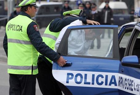 I AKUZUAR PËR KORRUPSION/ Arrestohet POLICI i qarkullimit rrugor, hetohen edhe efektivë të tjerë