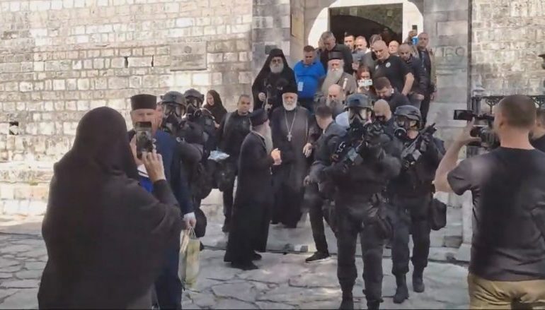 “FORCAT MË TË ERRËTA TË FASHIZMIT…”/ Kënga e priftërinjve serbë, reagime në Kosovë: Vuçiç po merr pjesë në…