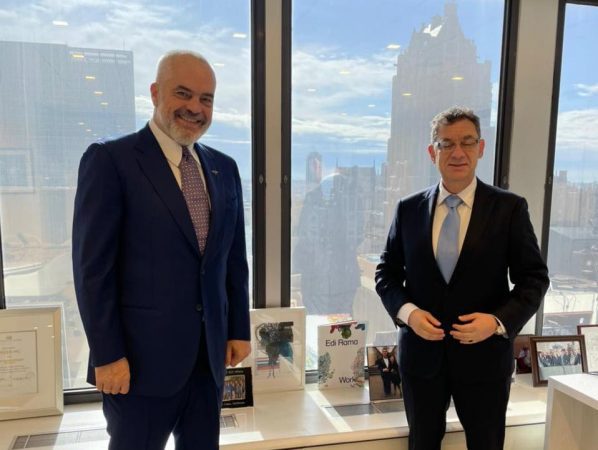 FOTOLAJM/ Drejtori i Pfizer mban në zyrën e tij pikturën dhe librin që i ka dhuruar Edi Rama