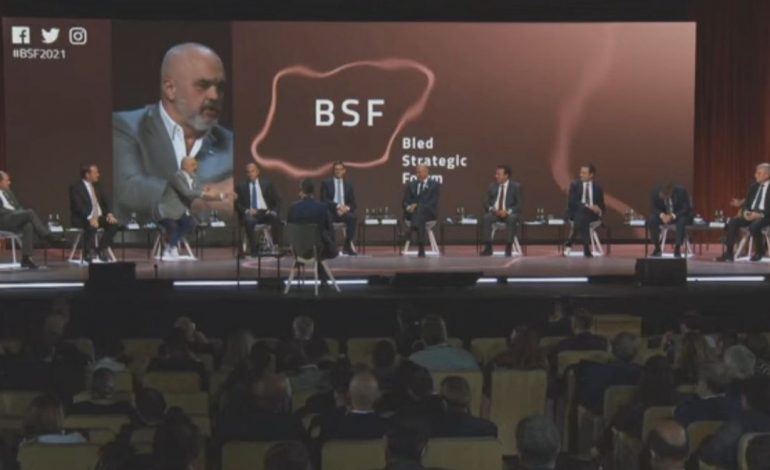 FORUMI NË BLED/ Batuta e Ramës: Ne buzëqeshim edhe kur vuajmë! Nuk kërkojmë licensë për…