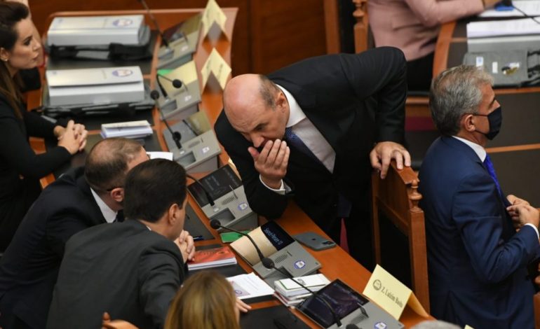 KUVENDI/ Dy deputetë nga lista e PD-së votuan për Lindita Nikollën?