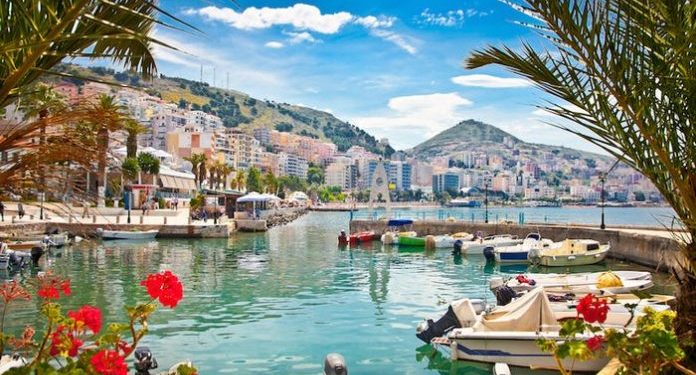 “SI VIAGGIA”: Shqipëria mes vendeve më të bukura në Europë për pushime, Saranda ofron…