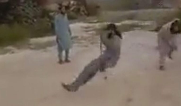 SITUATA NË AFGANISTAN/ Amerikanët lanë pas dhjetëra avionë luftarake, talebanët i përdorin për t’u argëtuar (VIDEO)