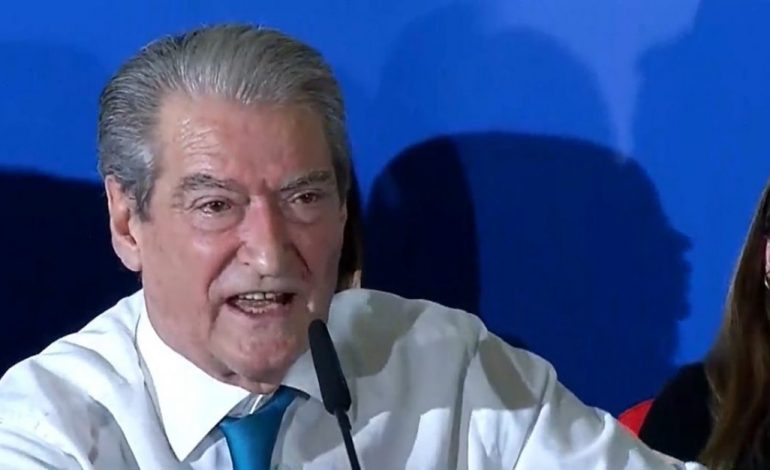 “ATA QË MBËSHTESIN LULIN…”/ Berisha thirrje fierakëve: Më mirë qiri i fikur, se qiri i fëlliqur