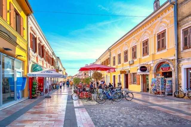 TURISTËT “PUSHTOJNË” SHQIPËRINË NË KORRIK E GUSHT/ Rriten 15% pasagjerët me charter. Kryesojnë…