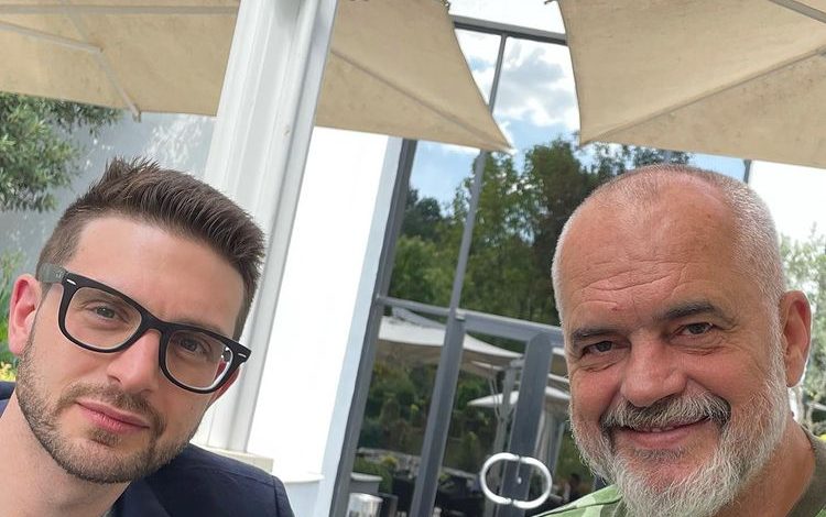 PUBLIKON FOTON ME RAMËN/ Djali i George Soros: Me mikun tim, lider frymëzues në gjithë botën