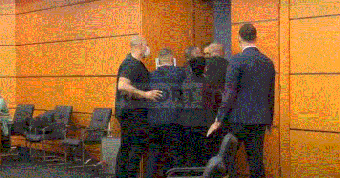 VIDEOLAJM/ Ja momenti kur prokurori Dritan Gina nxirret jashtë nga Garda e Republikës