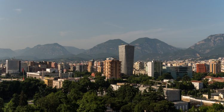 TË DHËNAT E INSTAT/ Të matura sipas fuqisë blerëse, në 6 vjet apartamentet u rritën me 43%, pagat me 5%