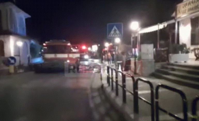 PUNONJËSIT HARROJNË ZGARËN NDEZUR/ Zjarri shkrumbon lokalin në Berat (VIDEO)