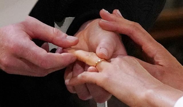 NDODH EDHE KJO/ Kur çifti do shkëmbente unazat prifti ndihet keq dhe ndërron jetë