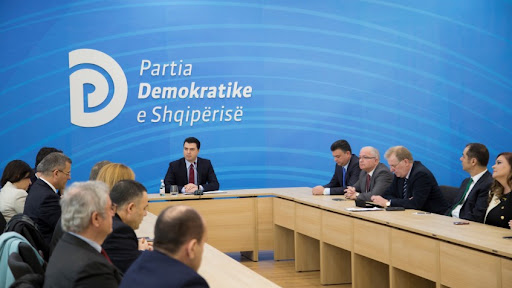 TENSIONE BRENDA MBLEDHJES SË PD/ Ja 6 deputetët që dalin kundër vendimit për përjashtimin e Berishës