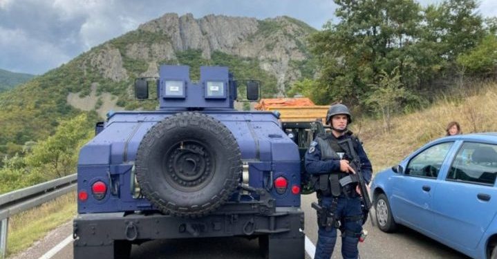 TENSIONET NË VERI/ Policia e Kosovës kalon me automjete në Zubin Potok
