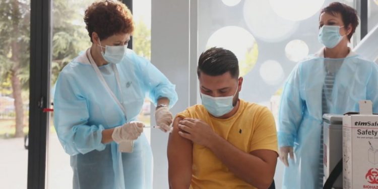SAKTËSTOHET AFATI! Studentët dhe pedagogët duhet të vaksinohen brenda 11 tetorit