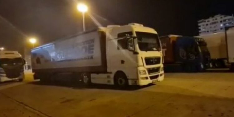 TENTOI TË KALOJË KUFIRIN/ Emigranti sirian kapet i fshehur poshtë kamionit në Vlorë