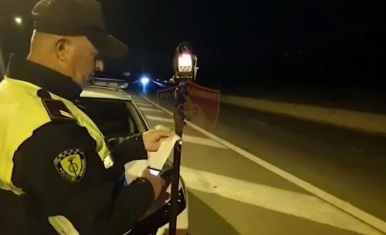 “FLUTURONIN” ME MAKINË/ “Rrugorja” aksion në Elbasan-Tiranë, ja sa shoferë ndëshkohen për shpejtësi