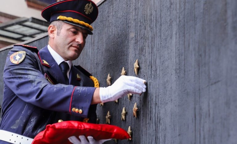 CEREMONIA TE “MURI I KUJTESËS”/ Çuçi: Saimir Hoxha, një tjetër motiv që Policia e Shtetit të vijojë të luftojë krimin