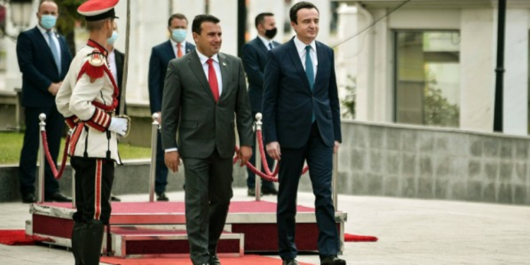 MAQEDONI E VERIUT/ Zaev dhe Kurti mbledhje të përbashkët qeverie, firmosen 11 marrëveshje