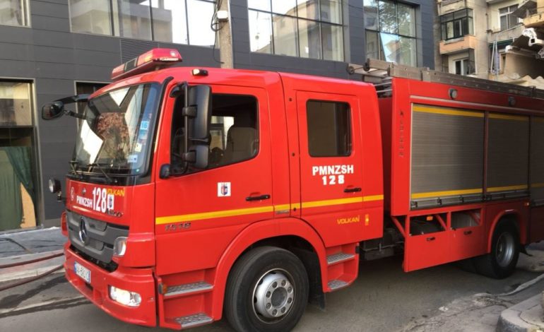 ZJARR NË RINAS/ Digjet godina e Kadastrës së Durrësit