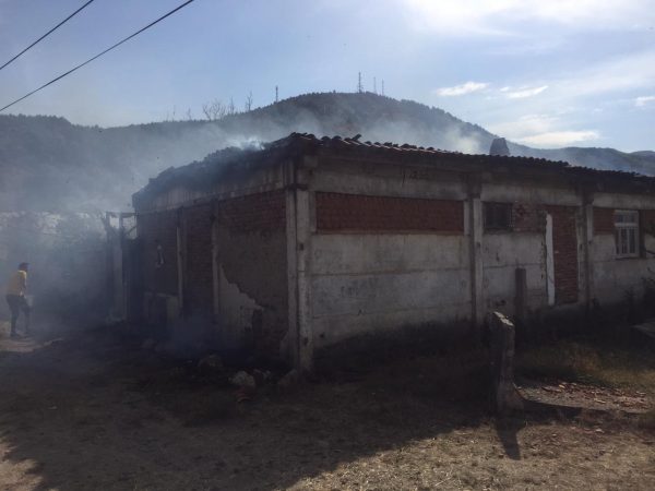 SHPËRTHEN BOMBOLA E GAZIT/ Merr flakë shtëpia në fshatin Cangonj të Devollit, asnjë i plagosur (FOTO)