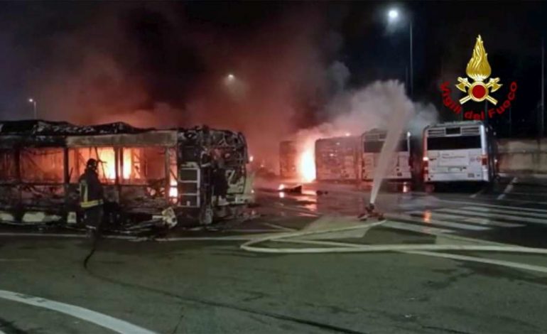 ZJARR NË NJË STACION TË ROMËS/ Digjen të paktën 30 autobusë, autoritetet: Dyshojmë…