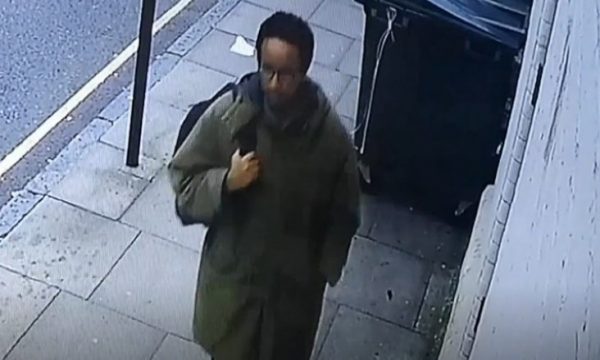 KAMERAT FIKSOJNË LËVIZJET/ Ja çfarë bënte personi që dyshohet se vrau deputetin britanik pak para krimit (VIDEO)