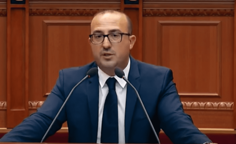 “GODET” SËRISH/ Deputeti i PD: Në spitalin e Lushnjës bëhen vetëm synetllëqe! Ju qeshët herën e parë, po hajdeni…