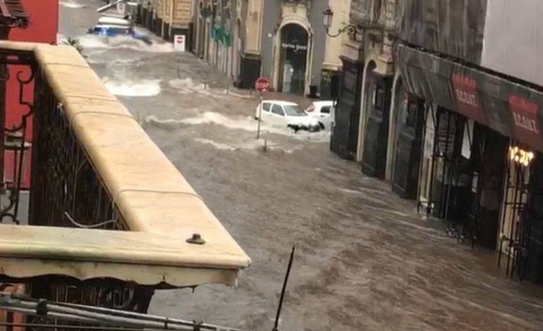 RRUGË E SHESHE TË PËRMBYTURA/ Stuhia “mbërthen” Jugun e Italisë, shënohen dy viktima