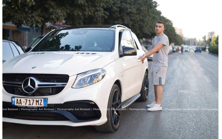 U PLAGOS ME ARMË TE “KOMUNA E PARISIT”/ Redi Balla shok me Kozakun dhe këngëtarin Marin (FOTO)