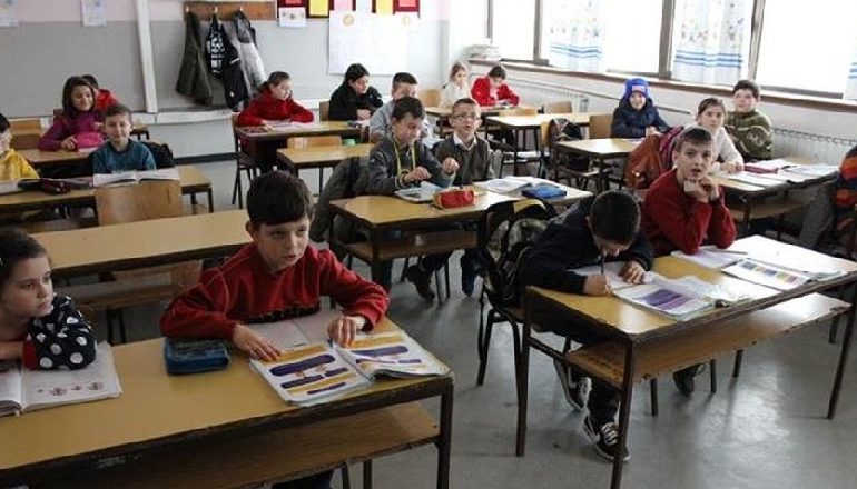 PAS 2 VITESH PANDEMI, SHKOLLAT I KTHEHEN NORMALITETIT/ Nga nesër, nxënësit mësim pa turne dhe orë 45 minutëshe