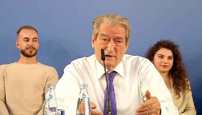 “FOLTORJA”/ Noka, Strazimiri, dhe vajza e Jozefina Topallit e ndjekin në SHKODËR…Por Berisha braktiset nga deputetët
