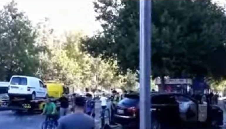 AKSIDENT TEK RRUGA E KAVAJËS/ Makina futet me të kuqe, përfundon në trotuar