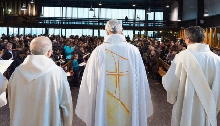 “KRIZA MË E MADHE NË 500 VJET”/ Rezultati shokues i hetimit 2-vjeçar: Mijëra pedofilë brenda Kishës katolike në Francë