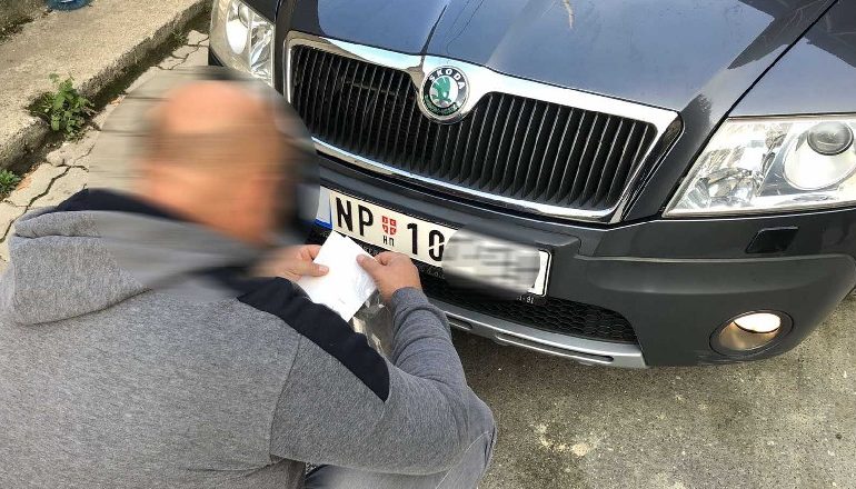 NIS ZBATIMI I MARRËVESHJES/ Kosova dhe Serbia mbulojnë simbolet shtetërore në targat e automjeteve