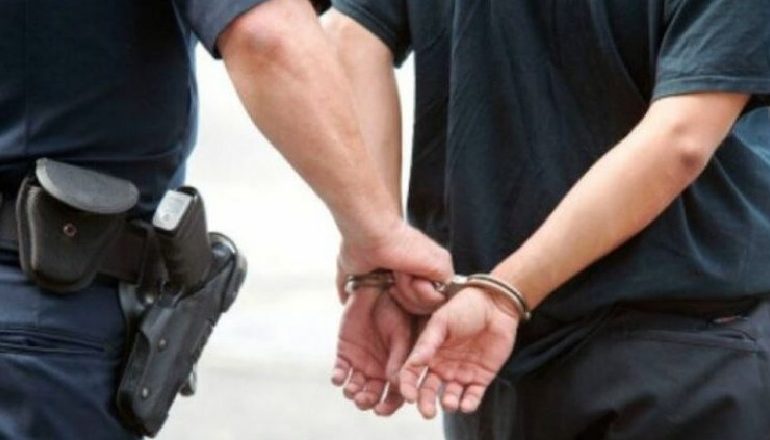 TENTOI TË KALONTE KUFIRIN ME DOKUMENTE ÇEKE TË FALSIFIKUARA/ Policia arreston 41-vjeçarin turk në Portin e Durrësit
