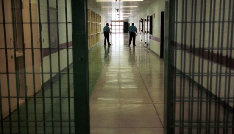 RAPORTI I KLSH/ Në burgje ilaçe të skaduara dhe kancerogjene, 85 % e tenderave të paracaktuar, kaos me administratën