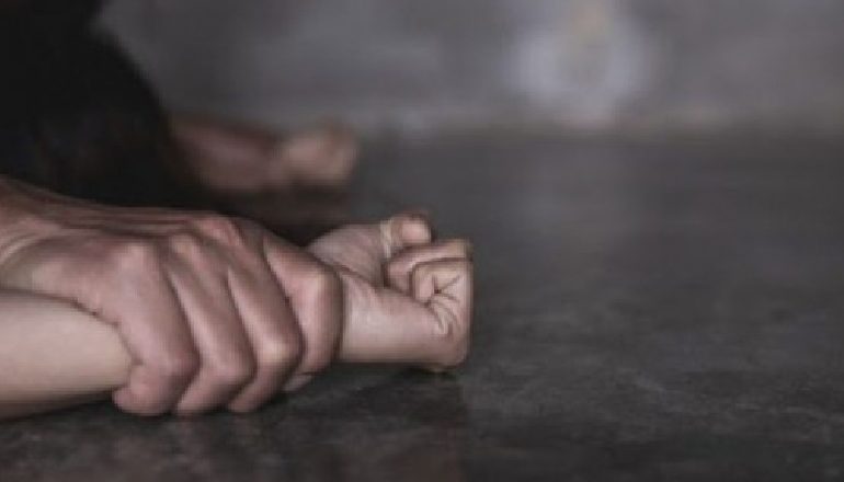 PËRDHUNOI PËR 3 VITE ME RADHË TË BIJËN/ Dënohet me 8 vite burg 51-vjeçari nga Kurbini. Rasti u denoncua nga vetë vajza në 2019