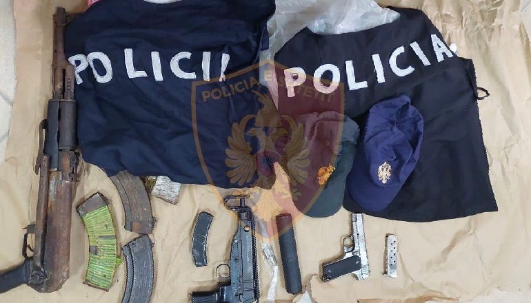 AKSION POLICOR NË VLORË/ I gjendet arsenal armësh, jelekë dhe kapele policie në banesë. Shpallet në kërkim 30-vjeçari (EMRI)
