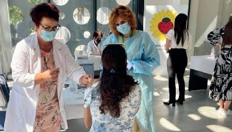 COVIDI NË SHQIPËRI/ Komiteti i Imunizimit rekomandon dozë të TRETË vaksine për mbi 60 vjeçarët dhe qytetarët me…