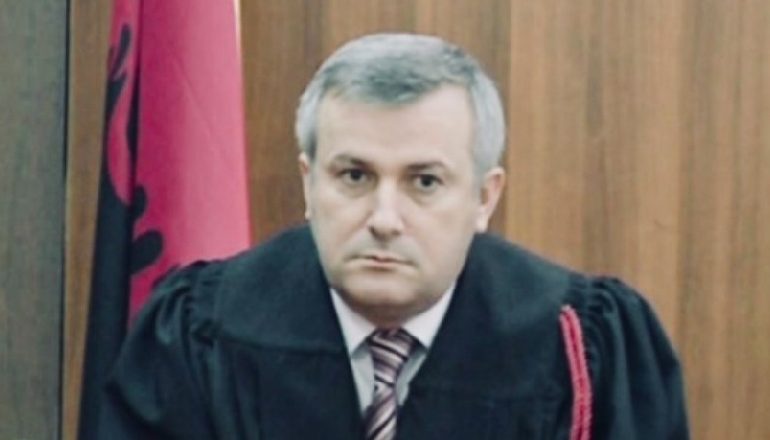 E PAZAKONTË/ Ish-gjyqtari i dënuar për lirimin vrasësit Gentjan Doda për 30 mijë € rikthehet në Vetting, paratë ia ka konfiskuar SPAK dhe…