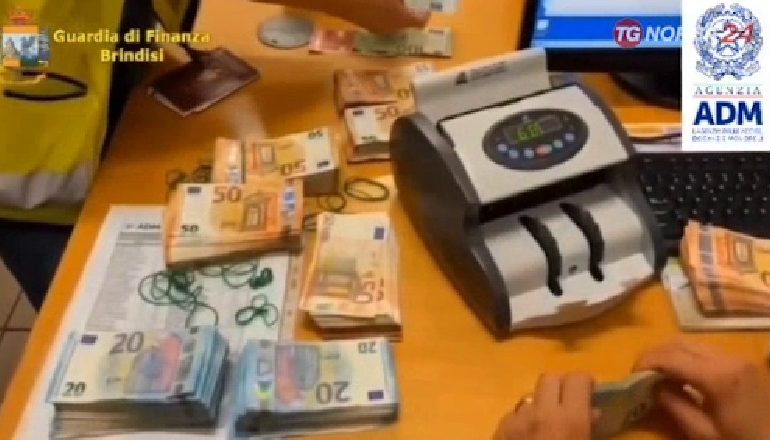 ISHIN NISUR DREJT SHQIPËRISË/ Bllokohen në Portin e Brindisit 70 mijë euro të padeklaruara